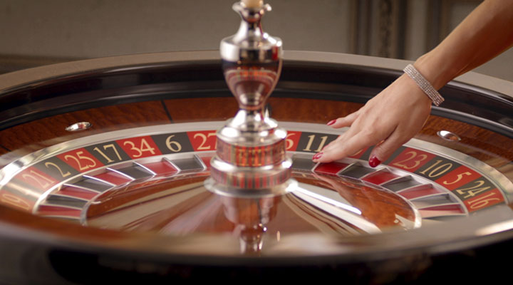 Croupier en direct au casino en ligne